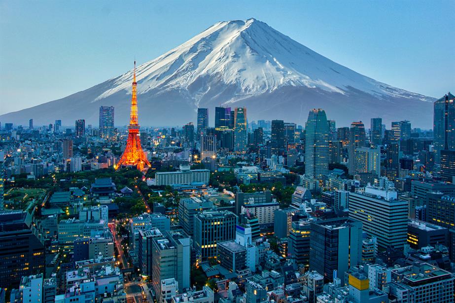 The skyline of Tokyo with Mount Fuji in the background 